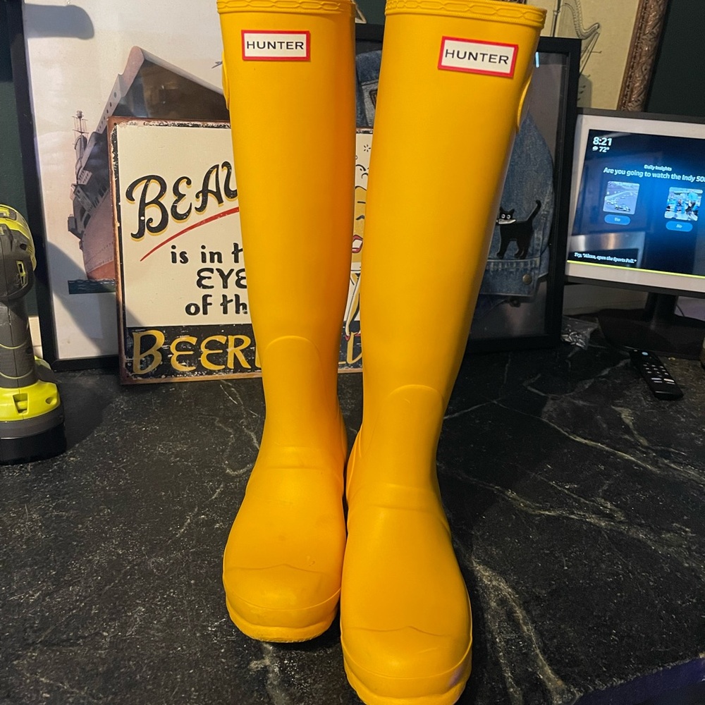 Hunter classic yellow tall rain boots size 8us/39eu
